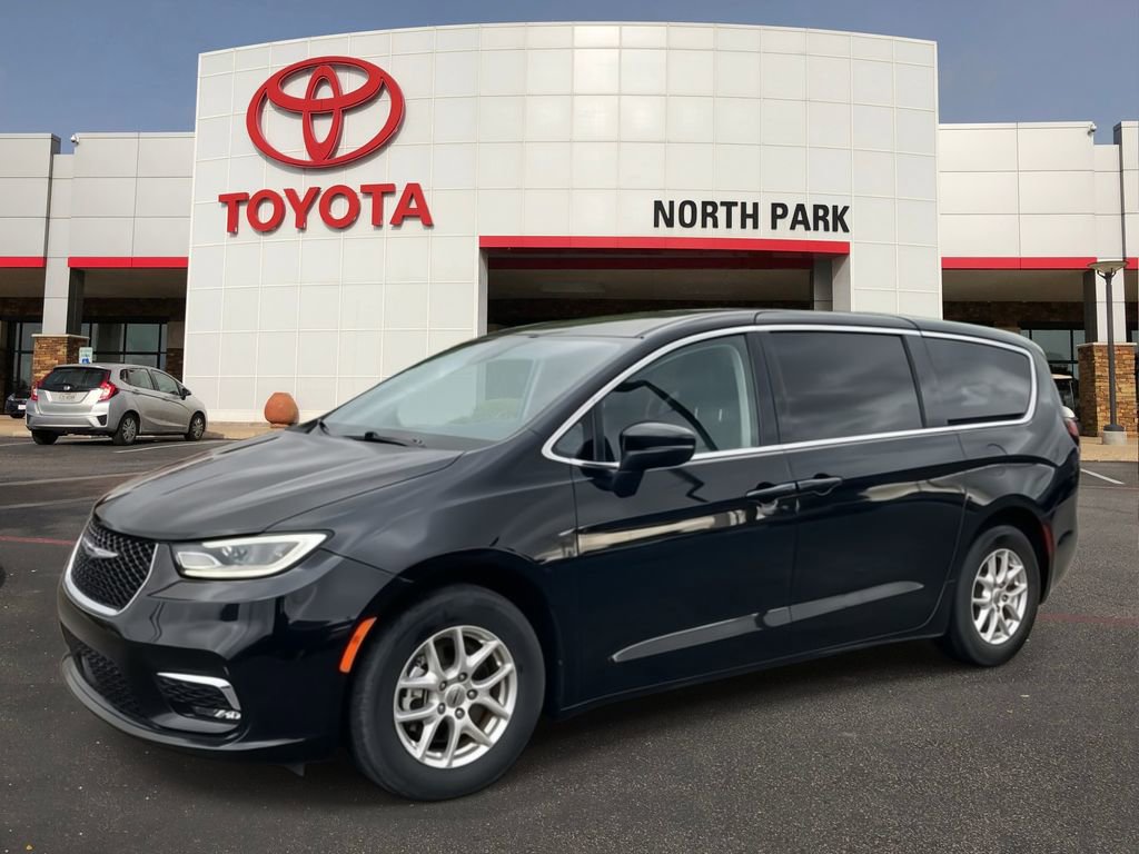 Used 2023 Chrysler Pacifica Touring-L image 1
