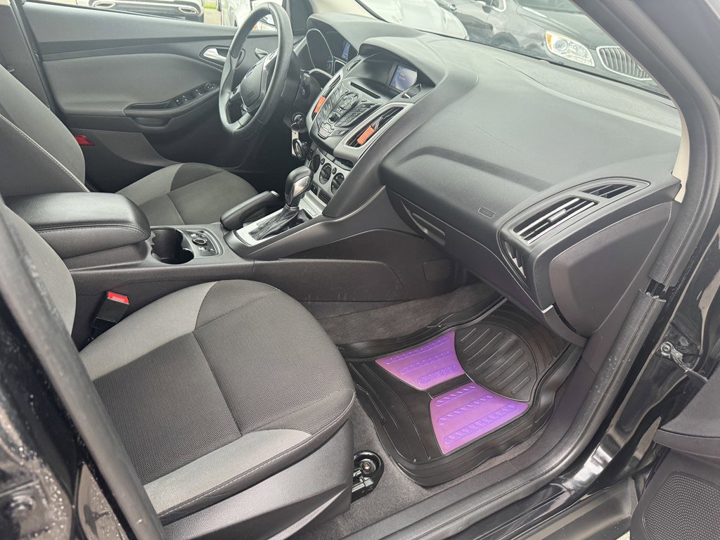 Used 2014 Ford Focus SE w/ SE Winter Package FWD image 11
