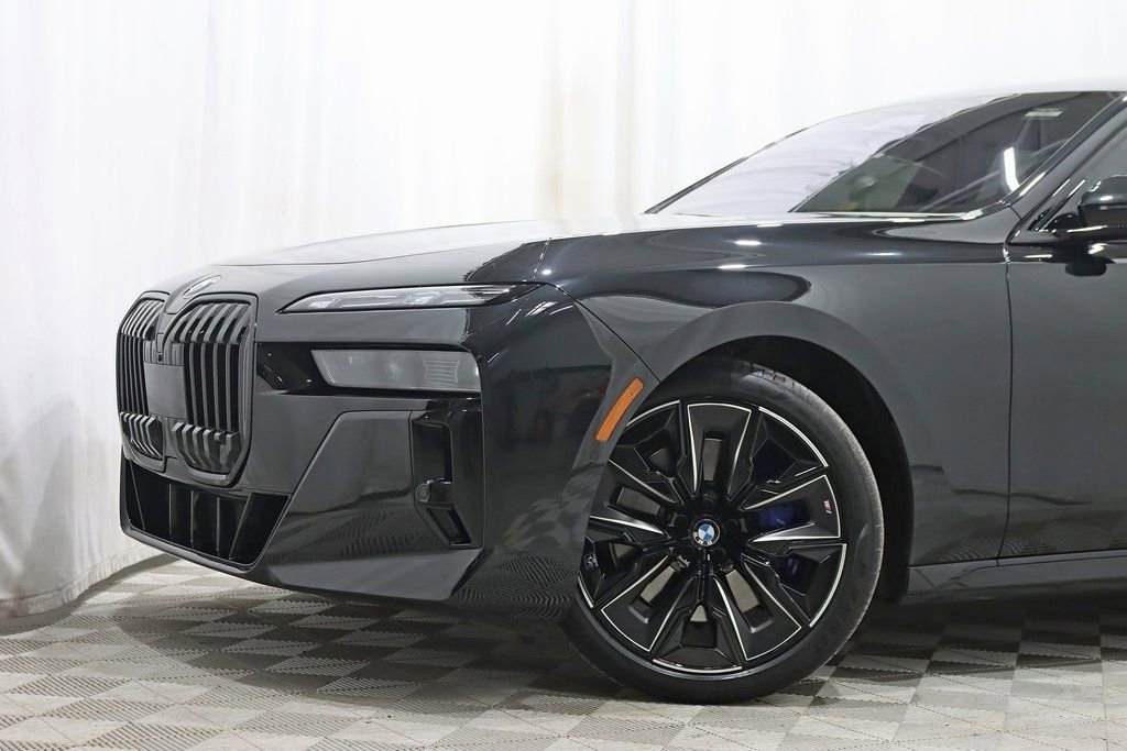 Used 2023 BMW 760i xDrive image 3