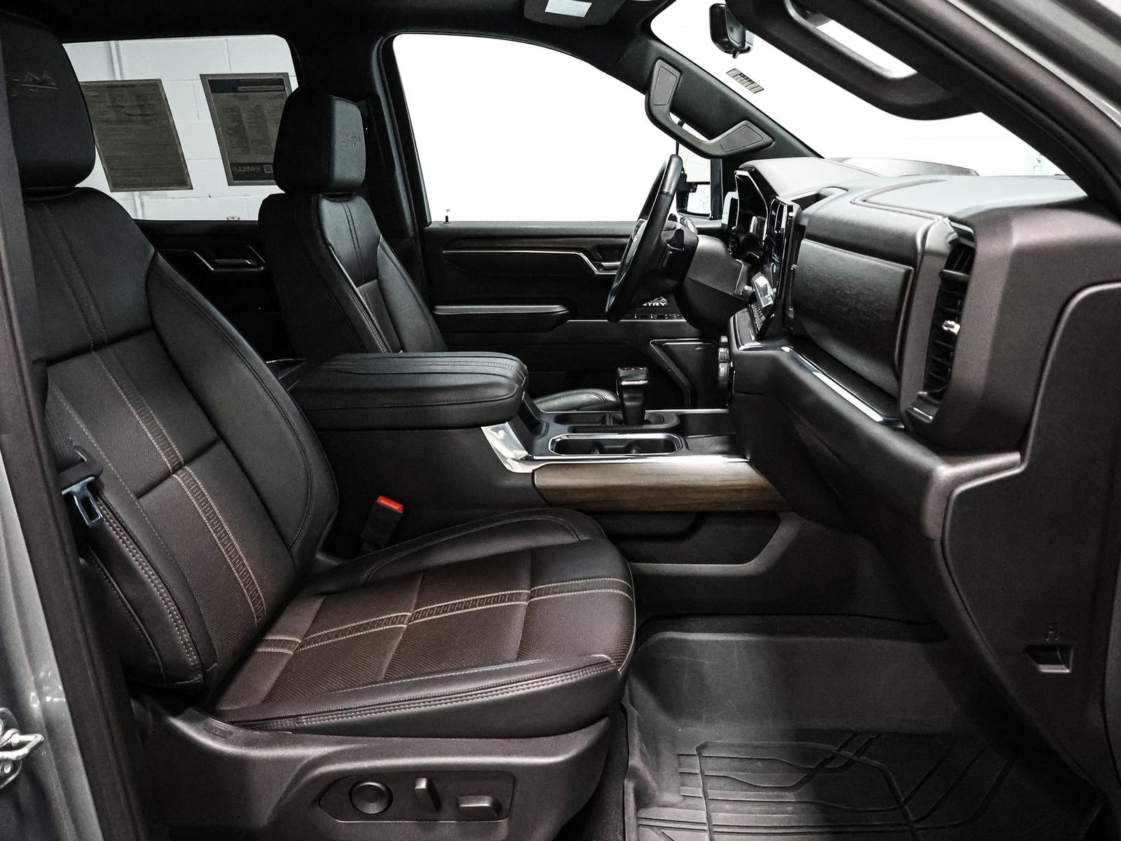 Certified 2025 Chevrolet Silverado 1500 High Country w/ Technology Package image 25