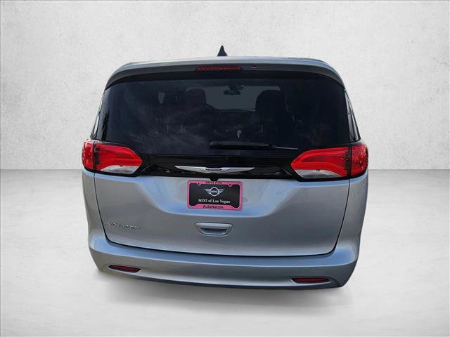 Used 2022 Chrysler Voyager LX image 7