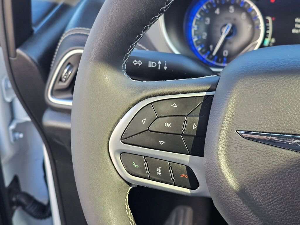 Used 2026 Chrysler Pacifica Limited image 30