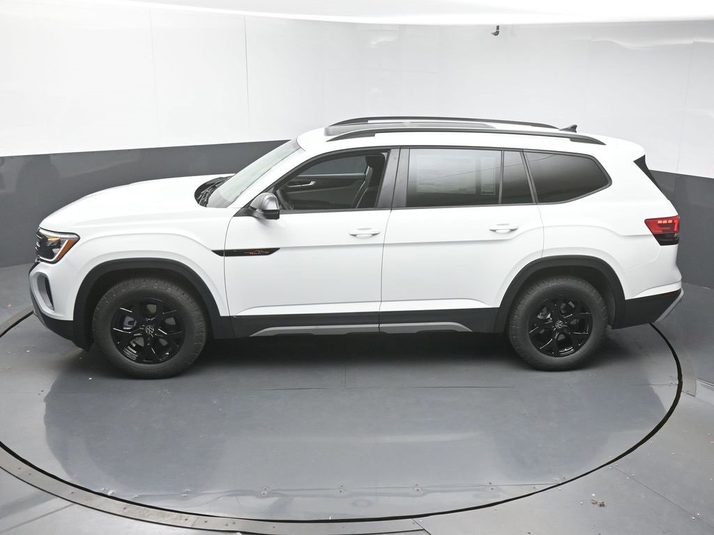 Used 2025 Volkswagen Atlas Peak Edition SE image 46