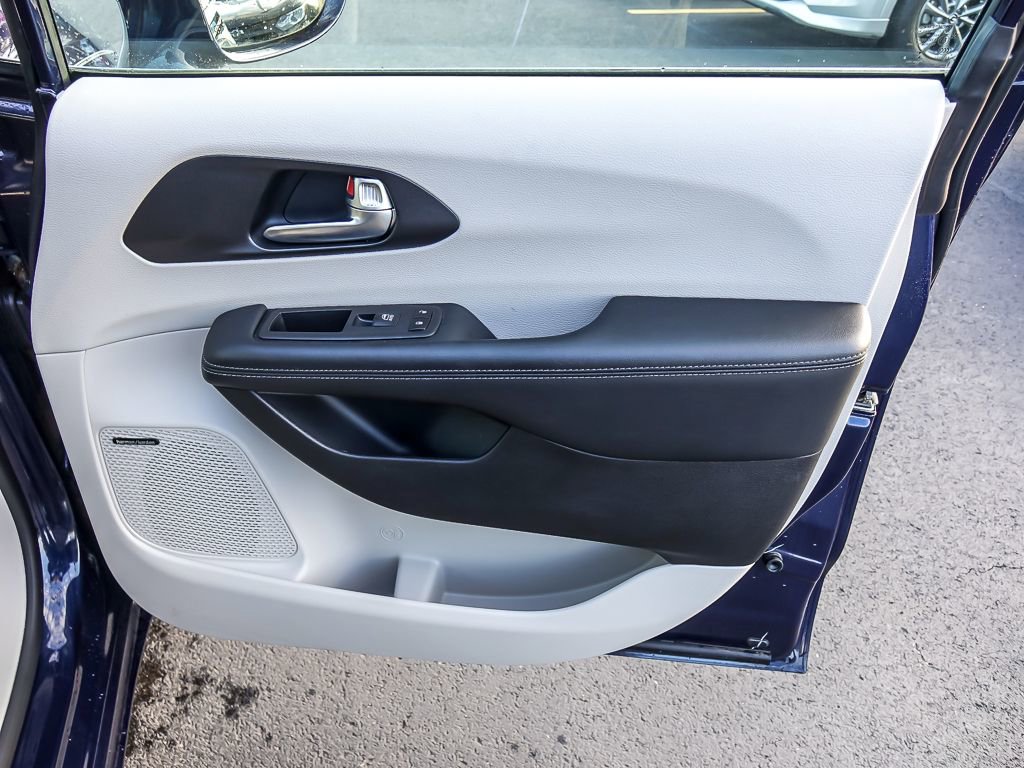 Used 2020 Chrysler Pacifica Limited FWD image 26