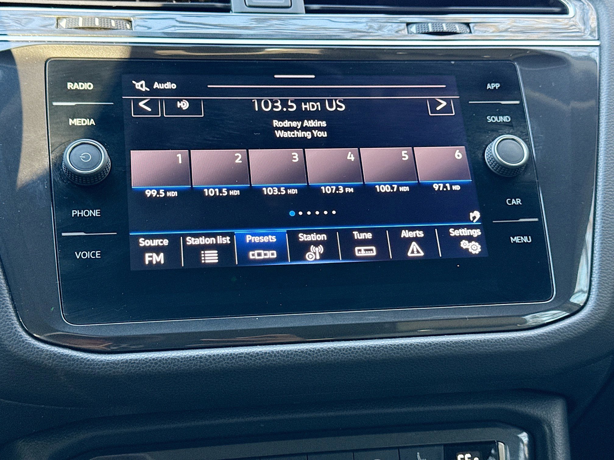 Used 2021 Volkswagen Tiguan SE w/ Panoramic Sunroof Package image 30