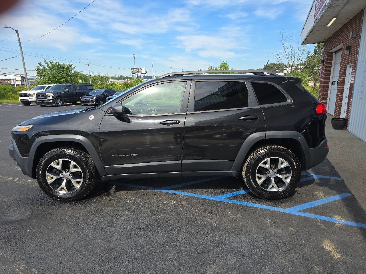 Used 2016 Jeep Cherokee Trailhawk w/ Cold Weather Group AWD/4WD image 4