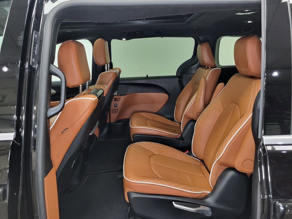 Used 2025 Chrysler Pacifica Pinnacle w/ Trailer Tow Group image 6