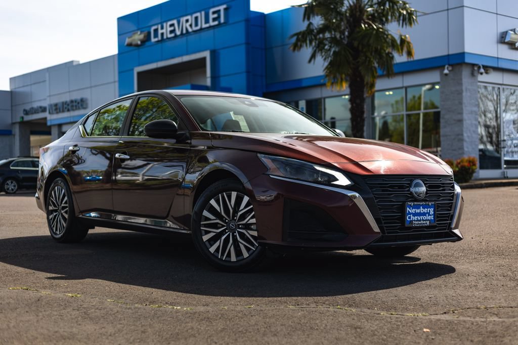 Used 2024 Nissan Altima 2.5 SV FWD image 1