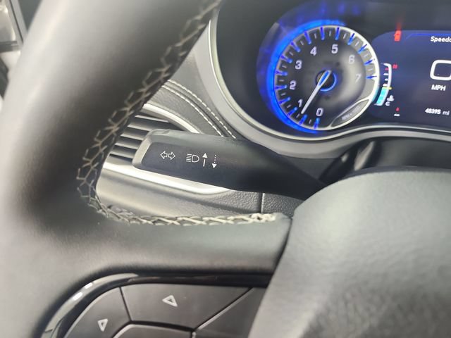 Used 2025 Chrysler Pacifica Limited FWD image 15