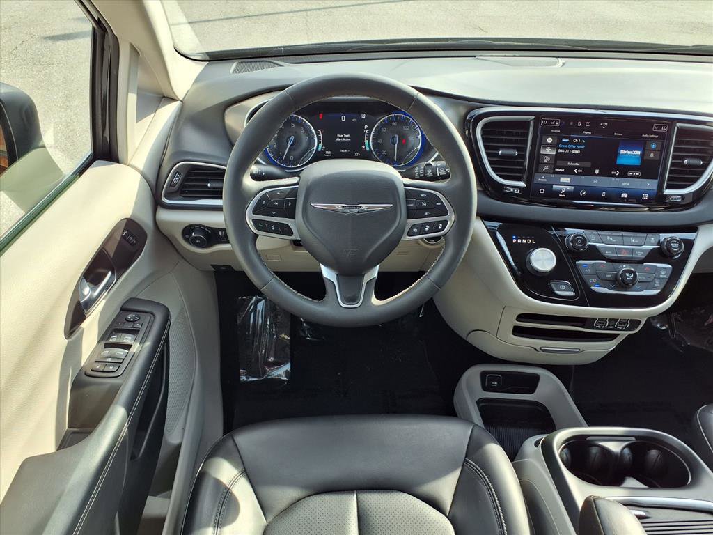 Used 2023 Chrysler Pacifica Touring-L image 11