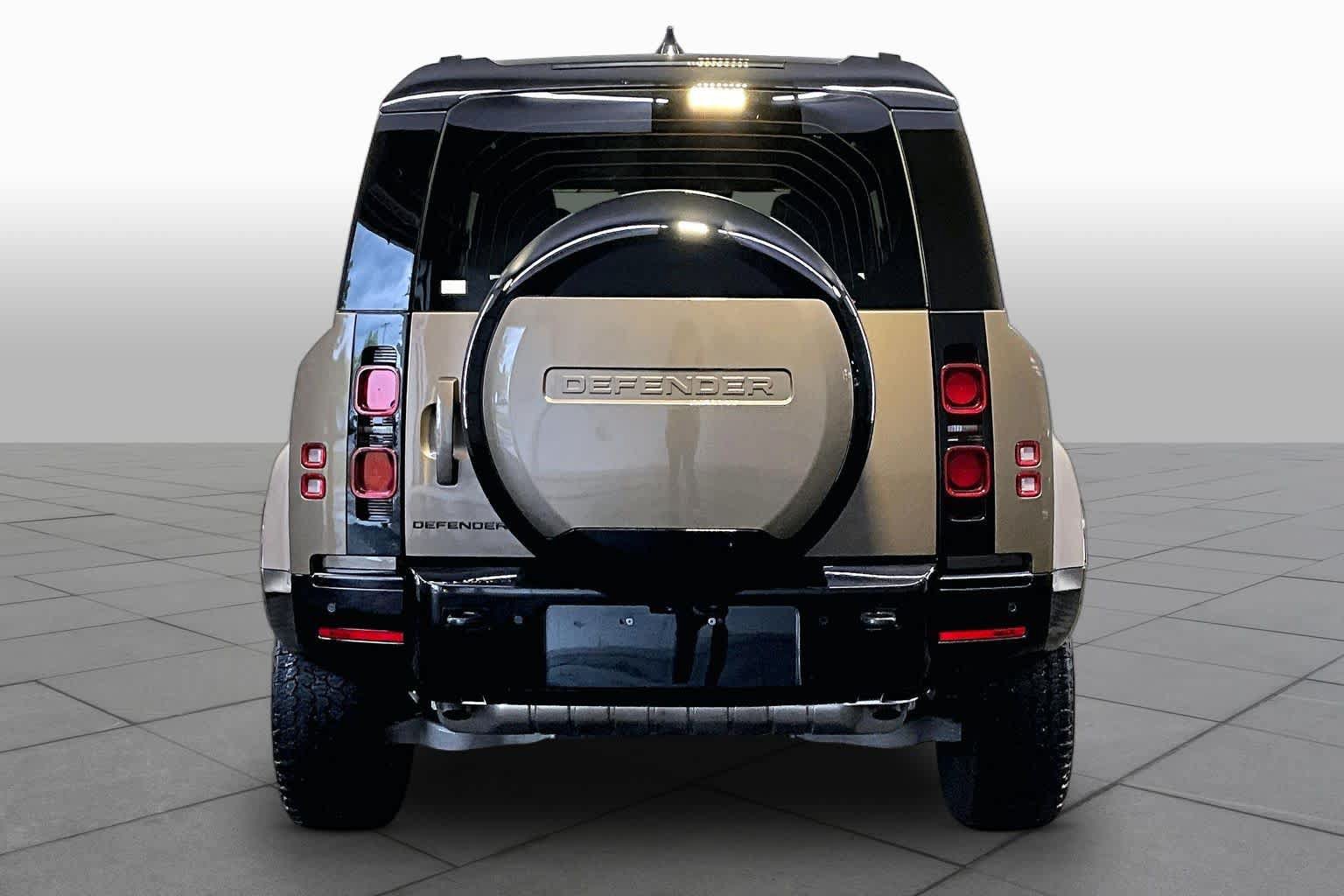 Used 2024 Land Rover Defender 110 X-Dynamic SE AWD/4WD image 5