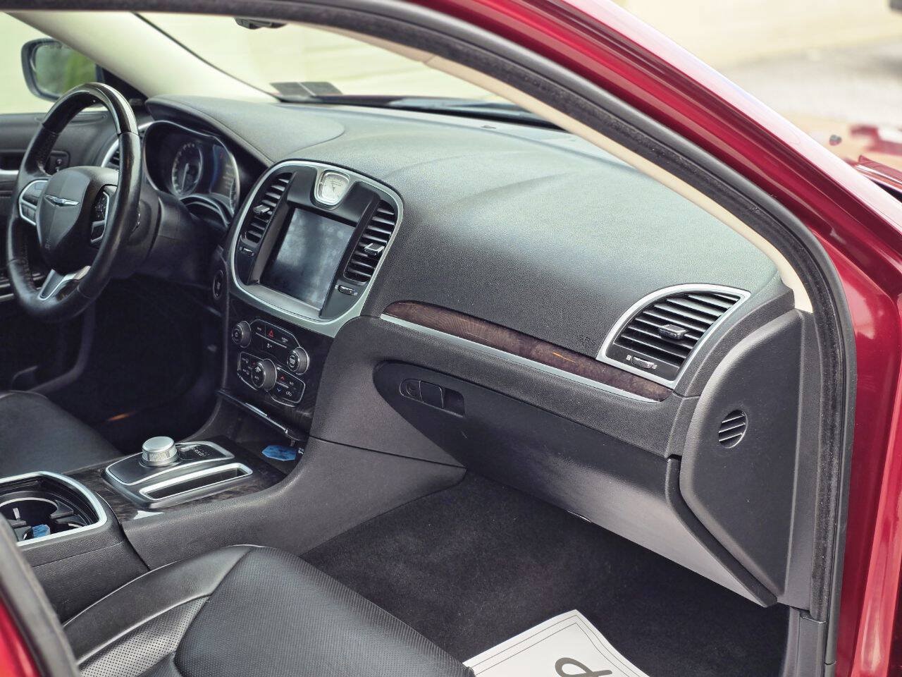Used 2019 Chrysler 300 Limited AWD/4WD image 16