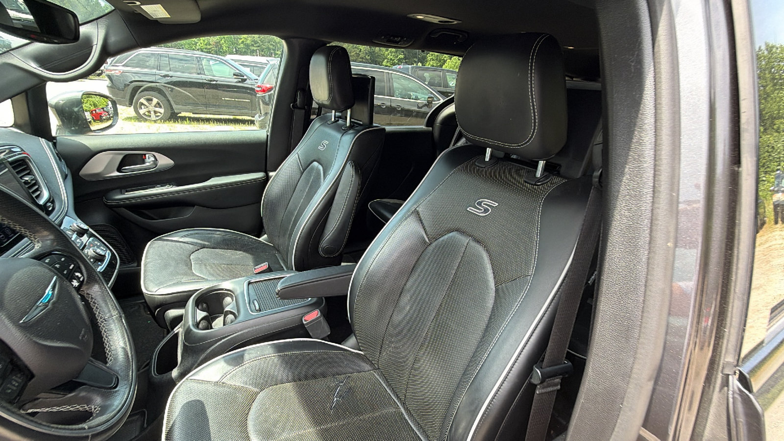 Used 2019 Chrysler Pacifica Limited w/ S Appearance Package FWD image 17