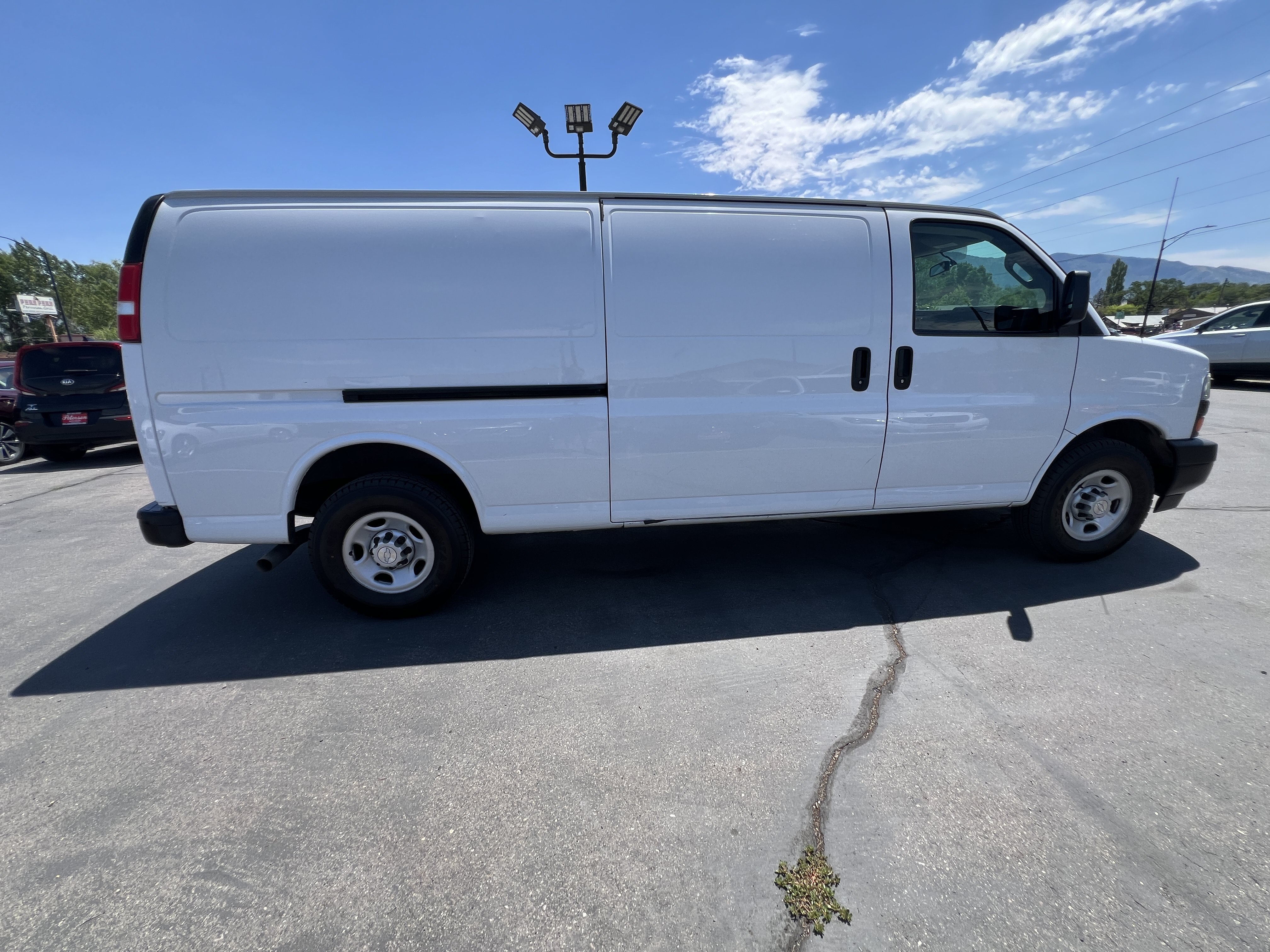 Used 2019 Chevrolet Express 2500 Extended RWD image 4