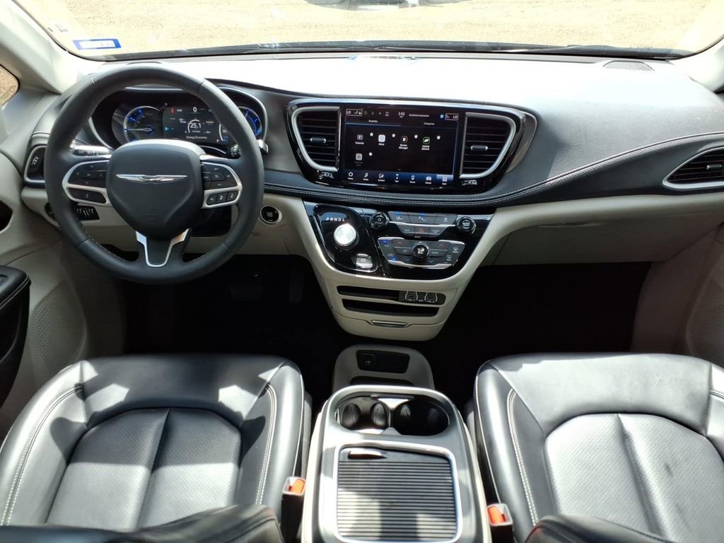 Used 2024 Chrysler Pacifica Select image 18