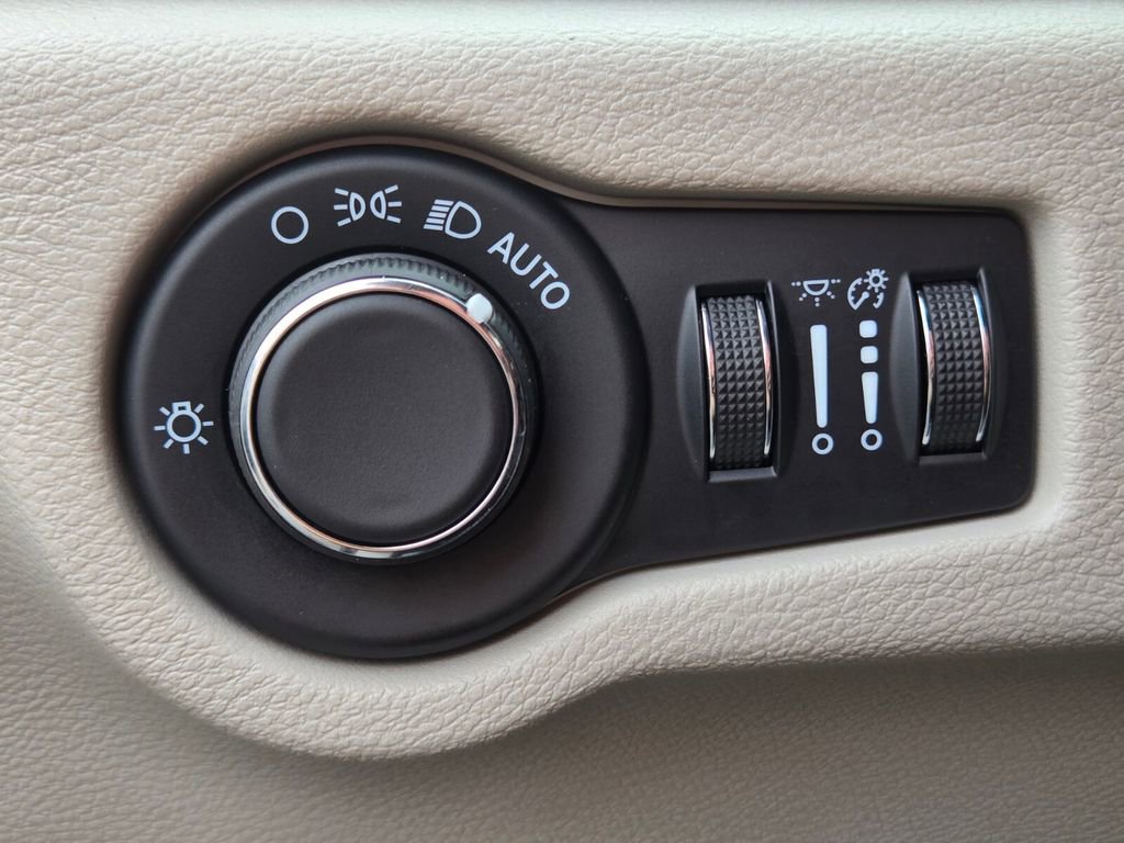 Used 2022 Chrysler Voyager LX image 35