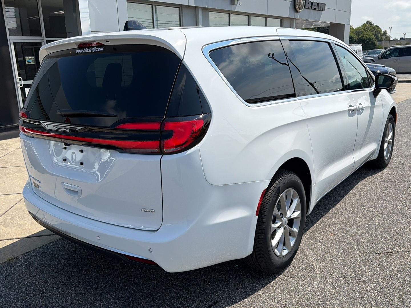 New 2027 Chrysler Pacifica Select AWD/4WD image 8
