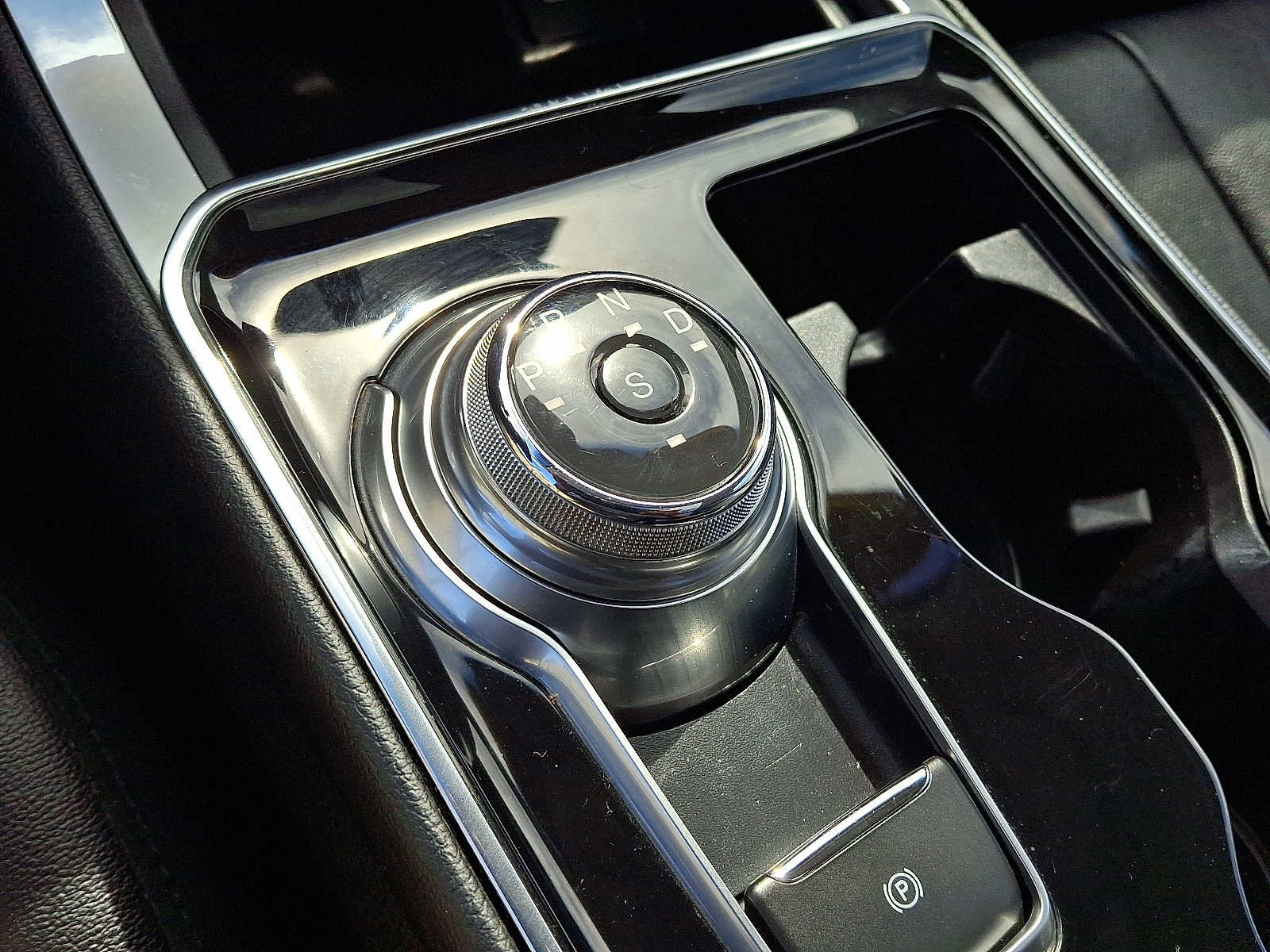 Used 2019 Ford Edge Titanium w/ Equipment Group 301A image 16