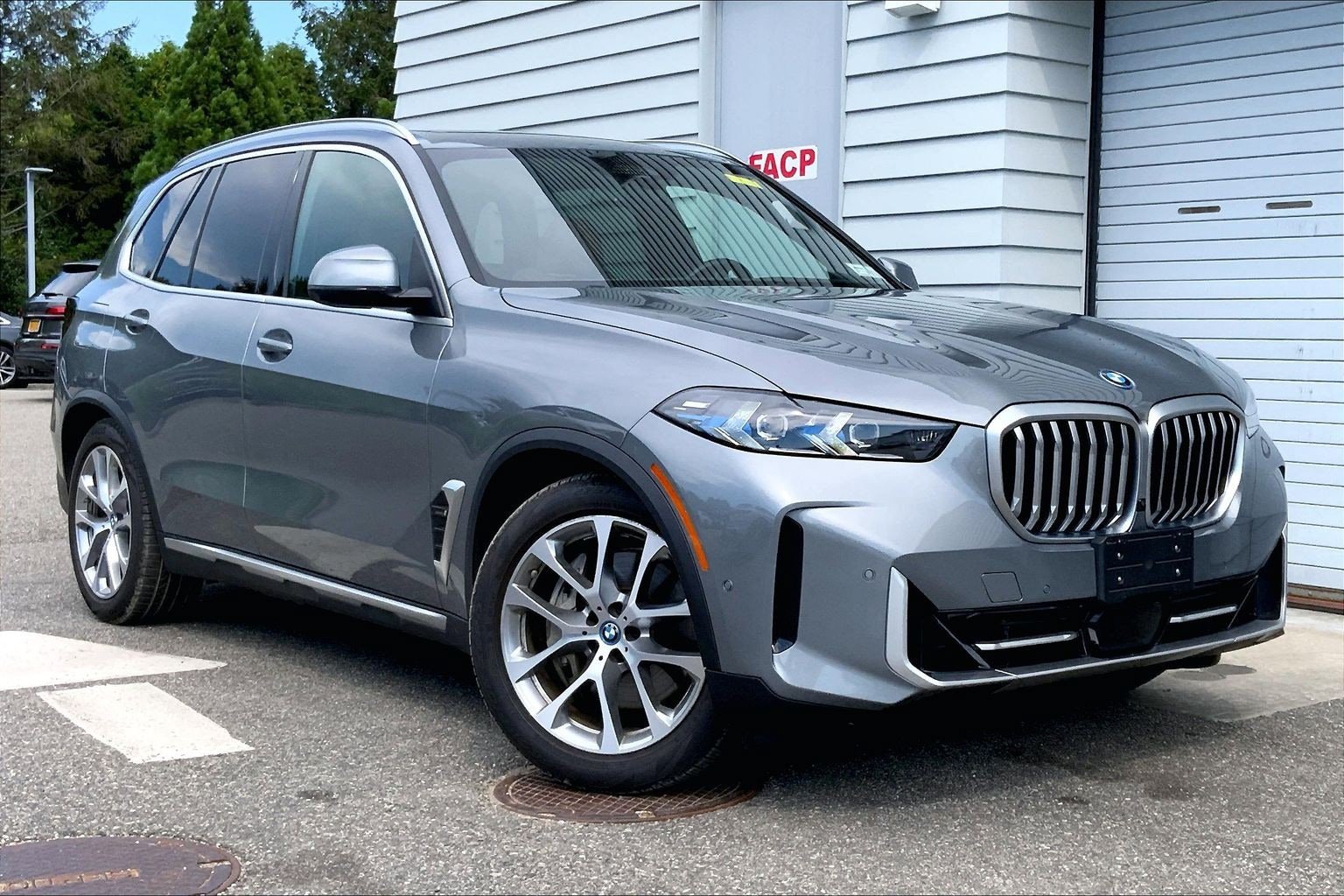 Used 2024 BMW X5 xDrive50e w/ Premium Package AWD/4WD image 9