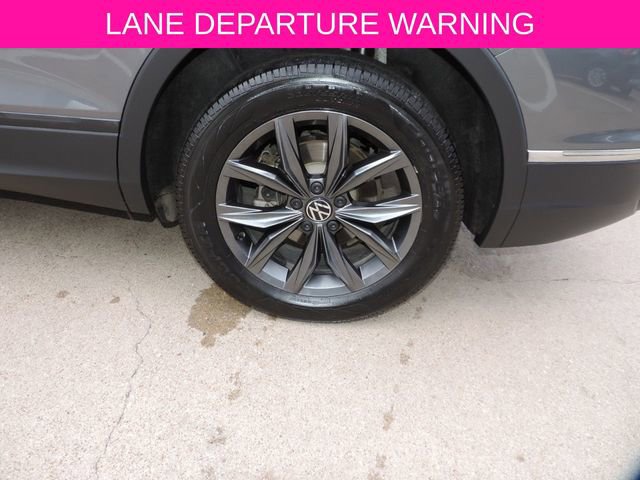 Used 2023 Volkswagen Tiguan SE w/ Panoramic Sunroof Package FWD image 14