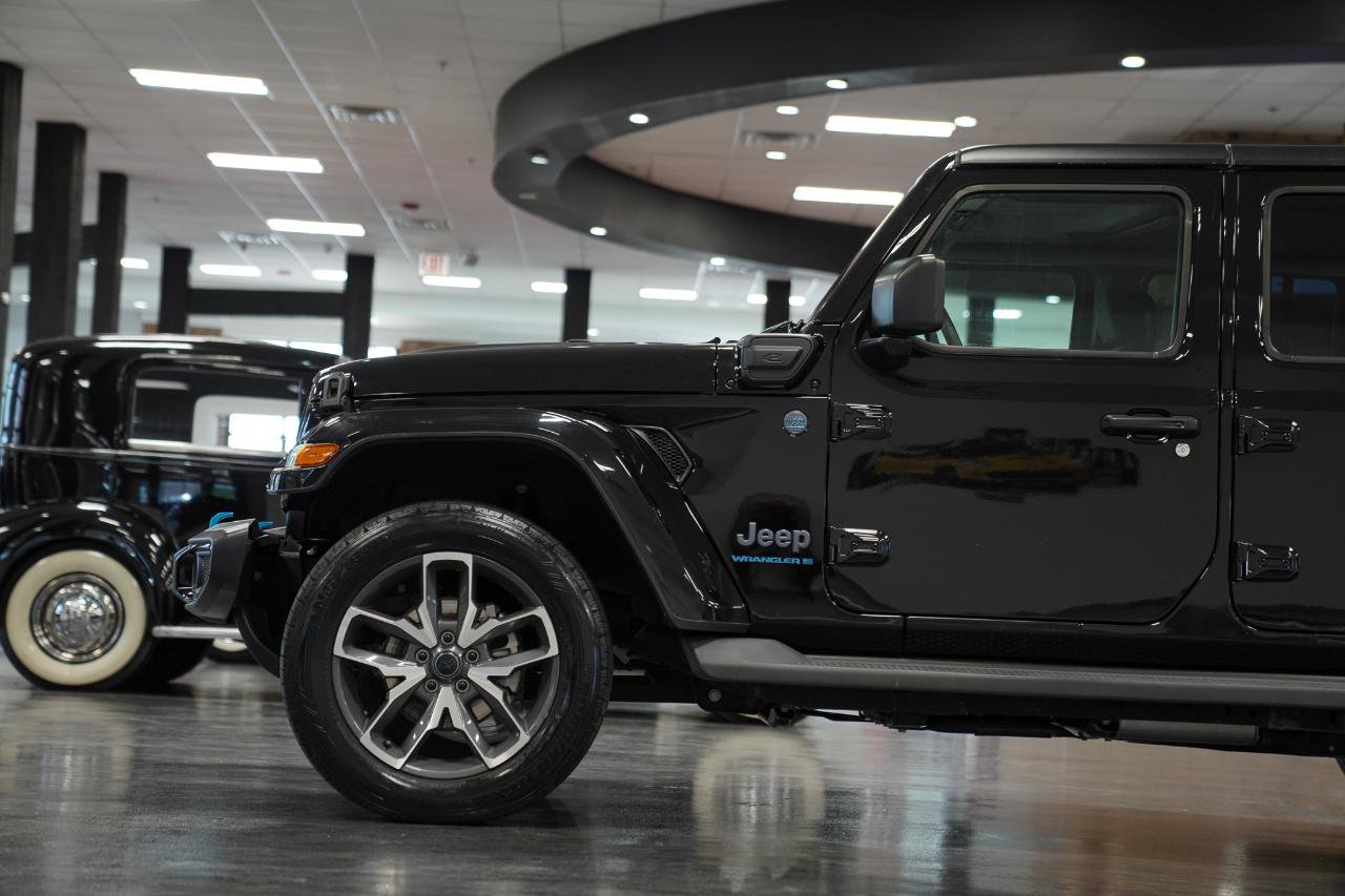Used 2024 Jeep Wrangler Unlimited w/ Convenience Group AWD/4WD image 7