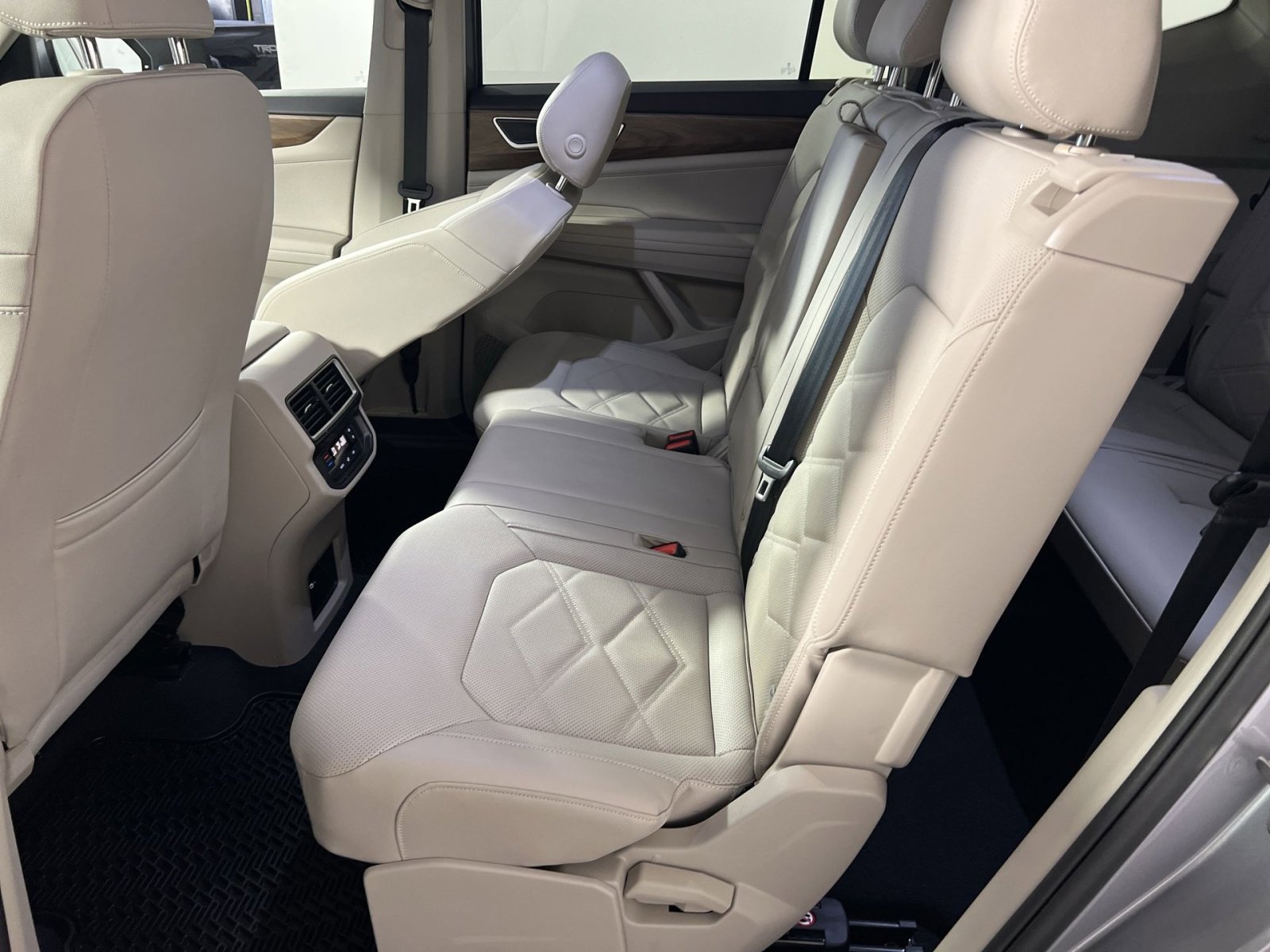 Used 2025 Volkswagen Atlas SE image 24