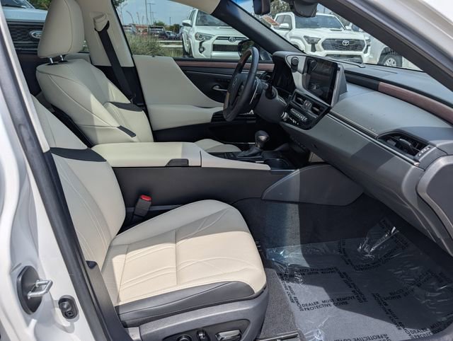 Used 2025 Lexus ES 300h Ultra Luxury FWD image 33