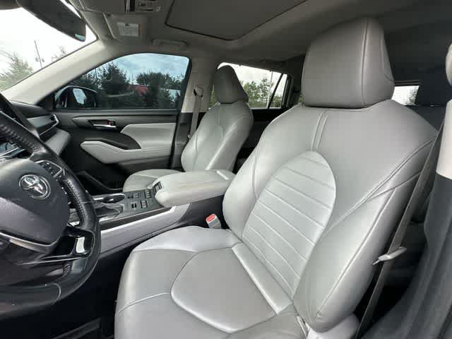 Used 2020 Toyota Highlander XLE AWD/4WD image 16