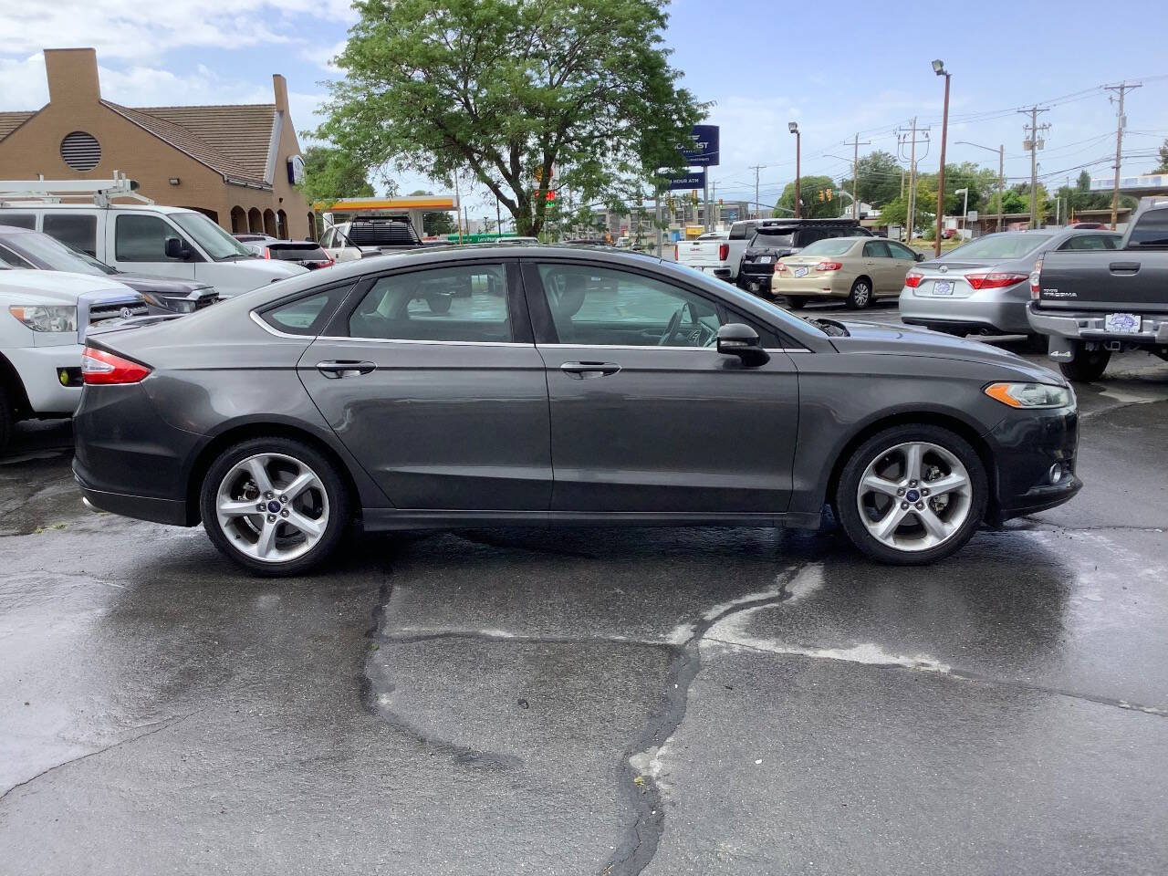 Used 2016 Ford Fusion SE FWD image 8
