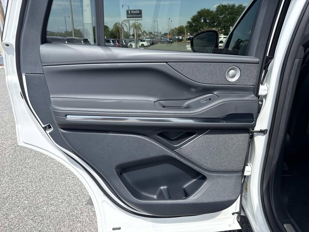 New 2026 Lincoln Navigator Reserve w/ Jet Appearance Package AWD/4WD image 14