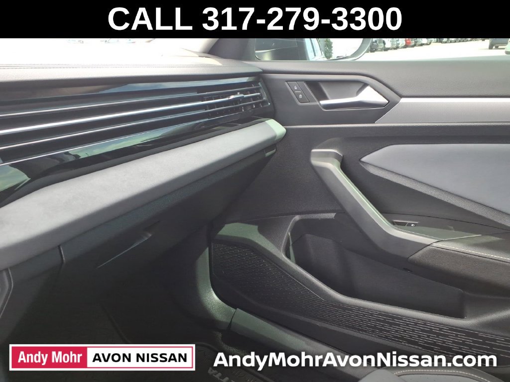 Used 2025 Volkswagen Jetta SE FWD image 31