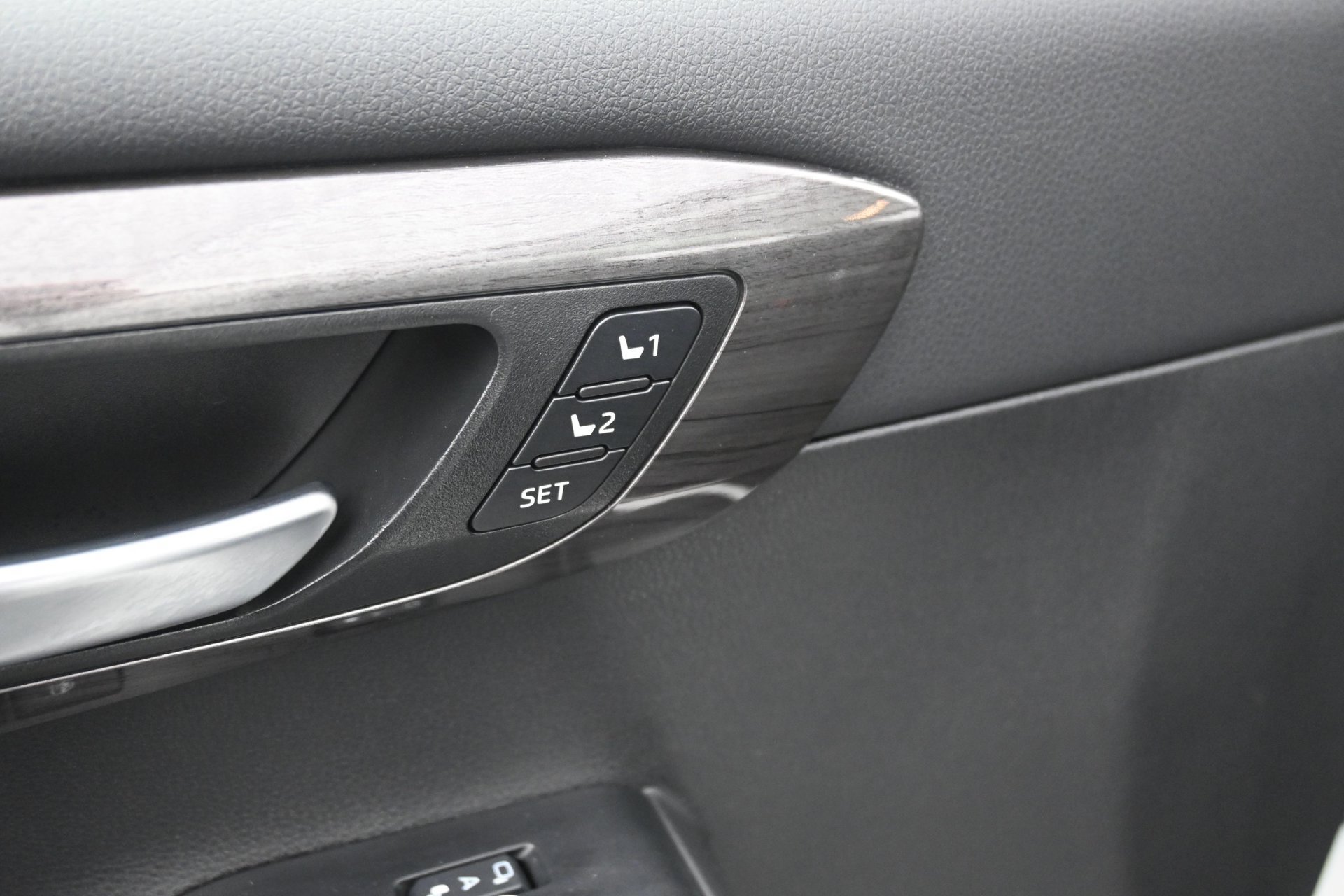 Used 2025 Toyota Highlander Platinum AWD/4WD image 26
