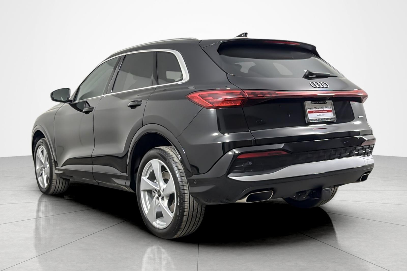 Used 2025 Audi Q5 Premium Plus w/ Premium Plus AWD/4WD image 3