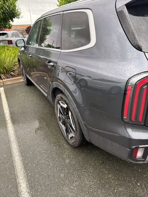 Used 2024 Kia Telluride EX w/ EX Captain's Chair Package image 2