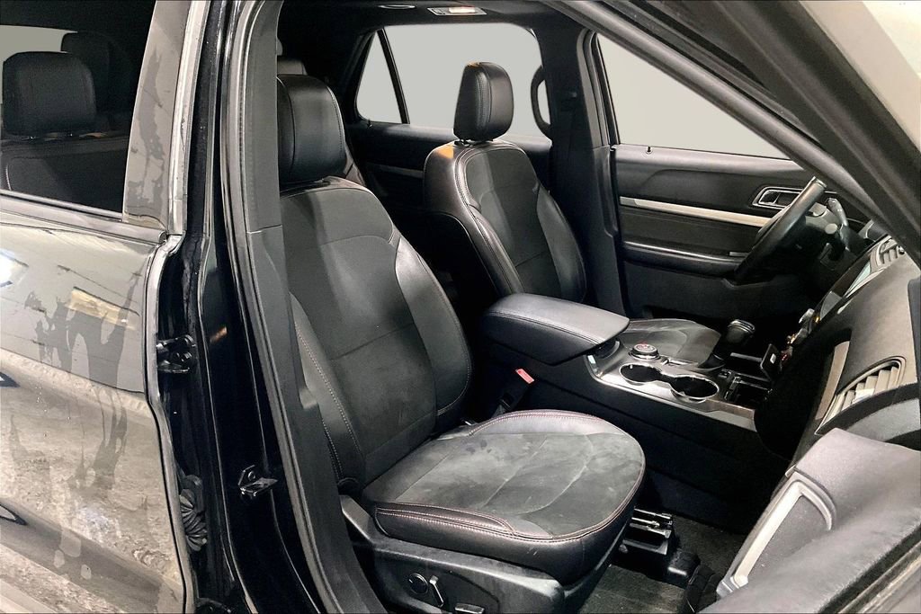 Used 2018 Ford Explorer XLT w/ XLT Appearance Package image 29