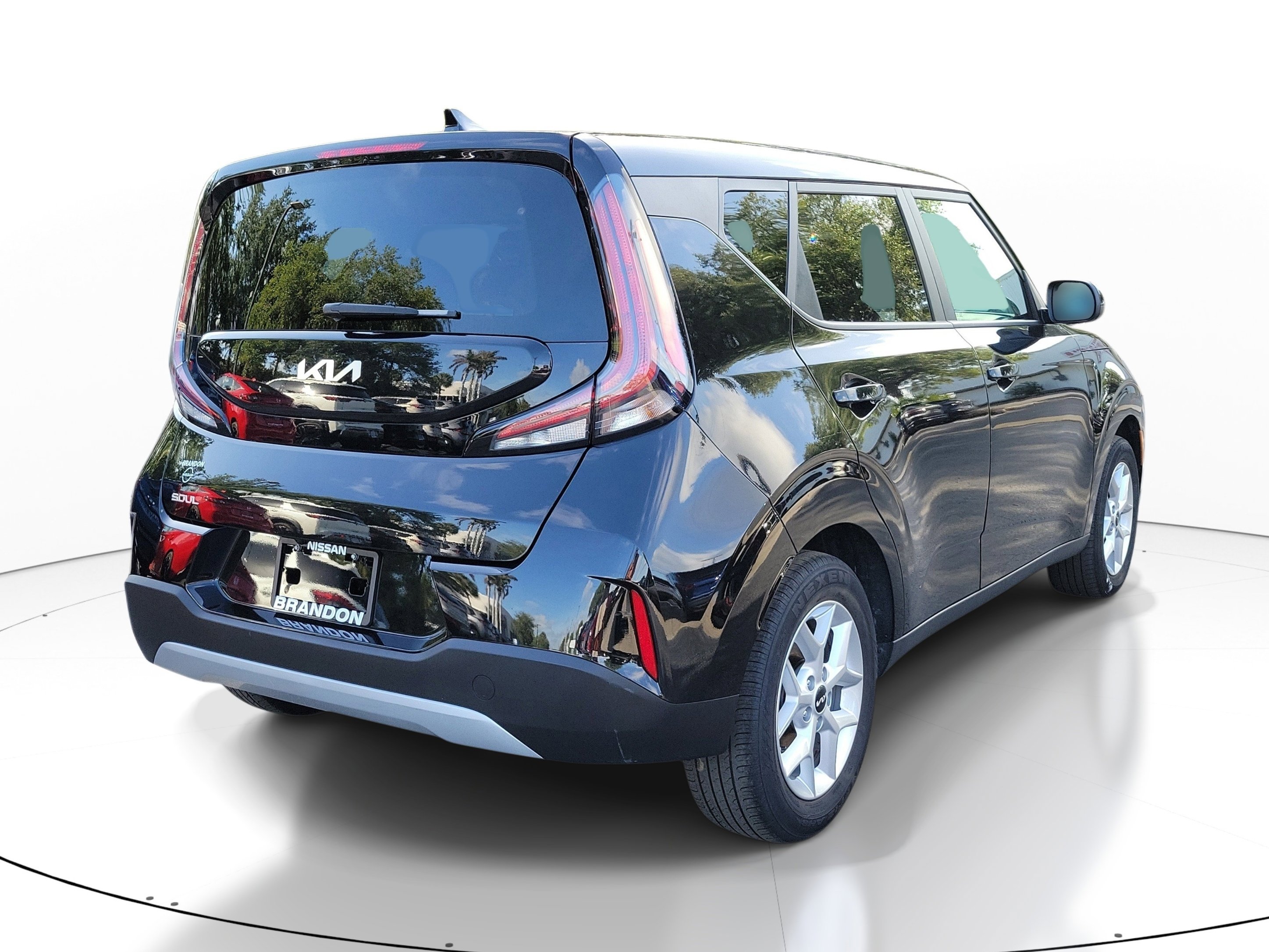 Used 2025 Kia Soul LX w/ LX Technology Package FWD image 7