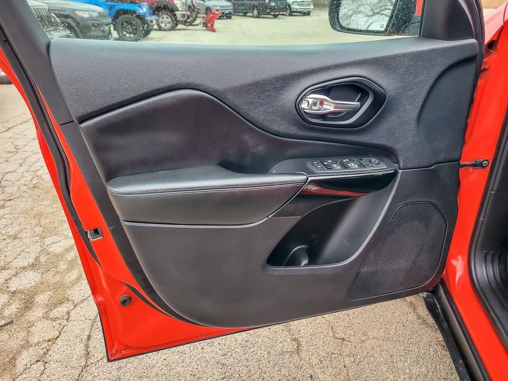 Used 2021 Jeep Cherokee Latitude Plus image 19