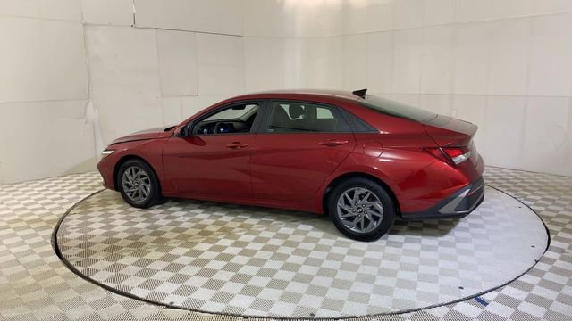Used 2024 Hyundai Elantra SEL FWD image 8