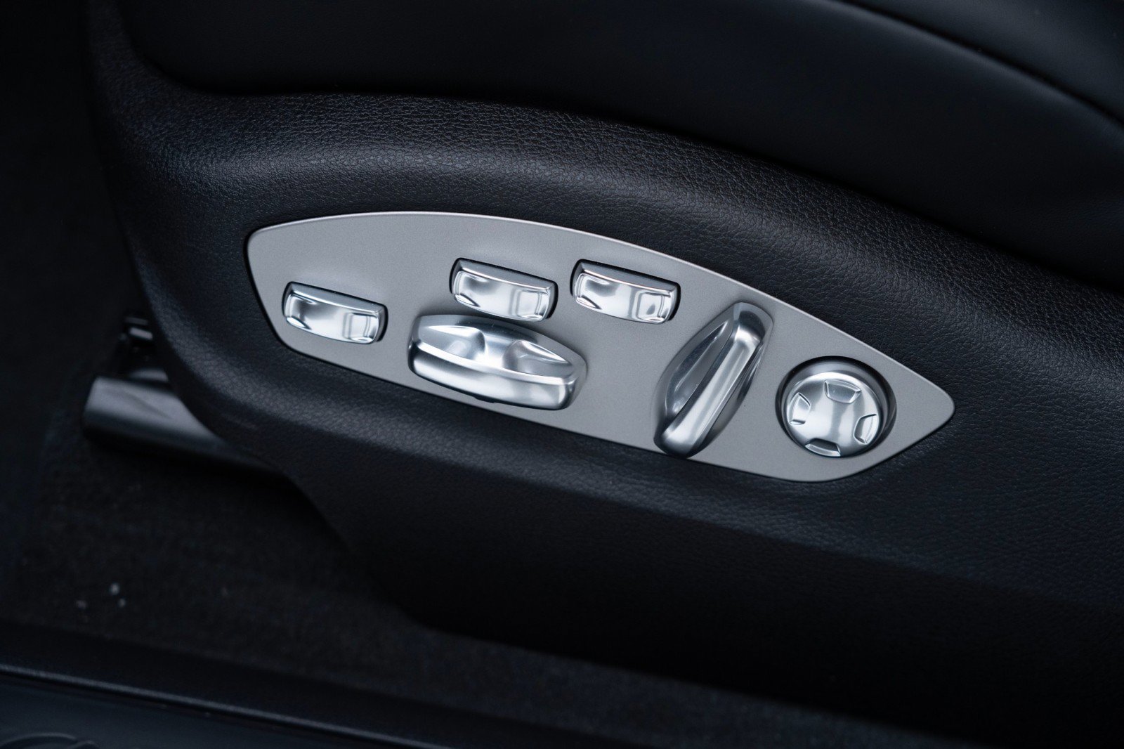 Certified 2025 Porsche Macan AWD/4WD image 15