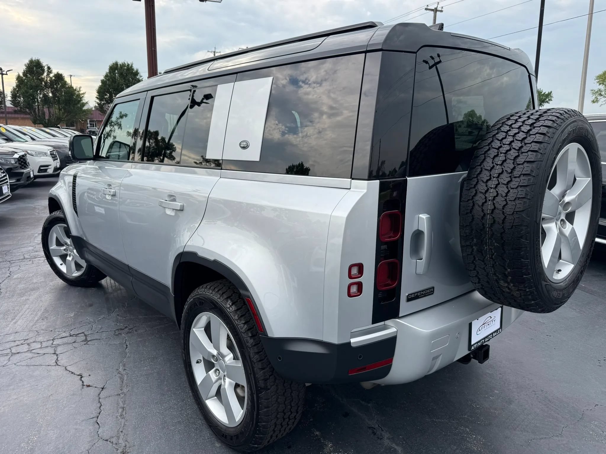 Used 2020 Land Rover Defender 110 HSE AWD/4WD image 2