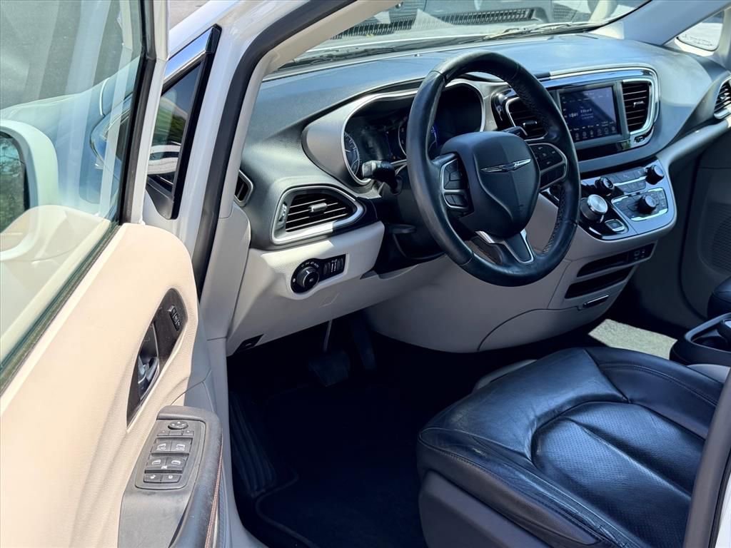 Used 2020 Chrysler Pacifica Touring-L image 10