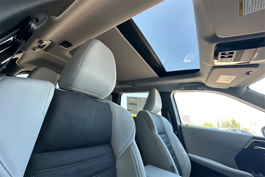 New 2025 Mitsubishi Outlander SE image 18