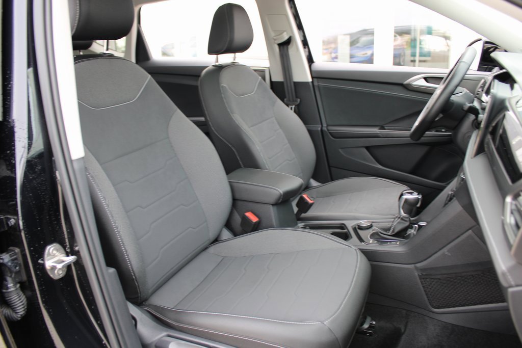 Certified 2025 Volkswagen Taos SE image 26