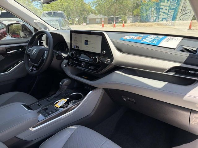 Used 2024 Toyota Highlander Limited image 18