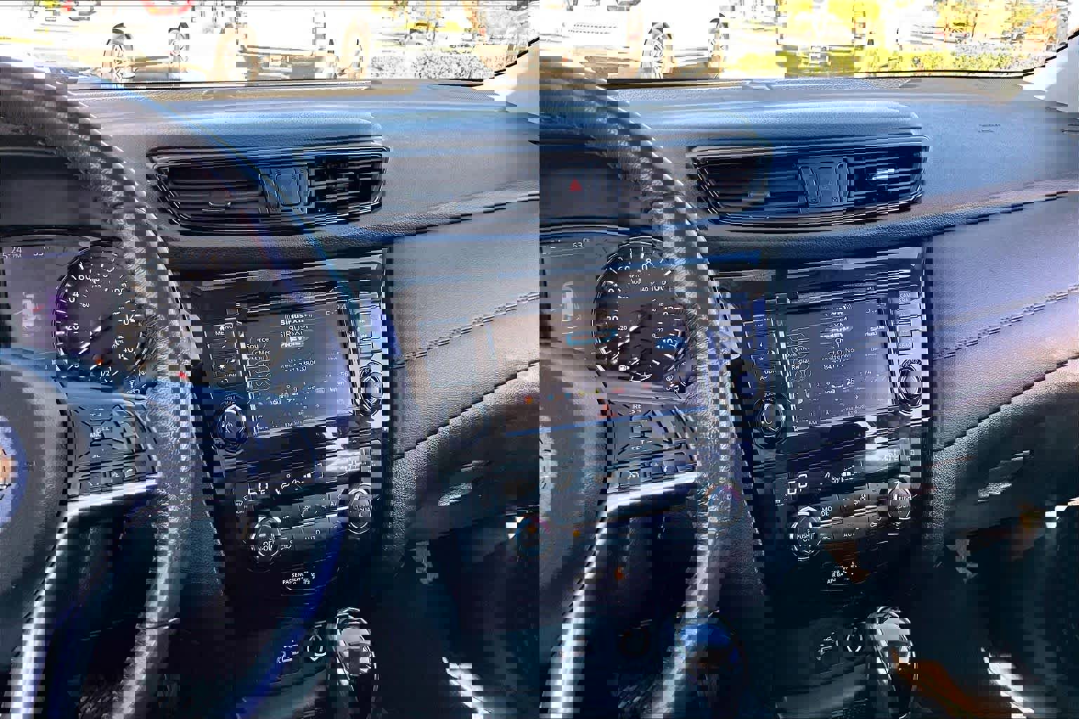 Used 2018 Nissan Rogue SV image 7