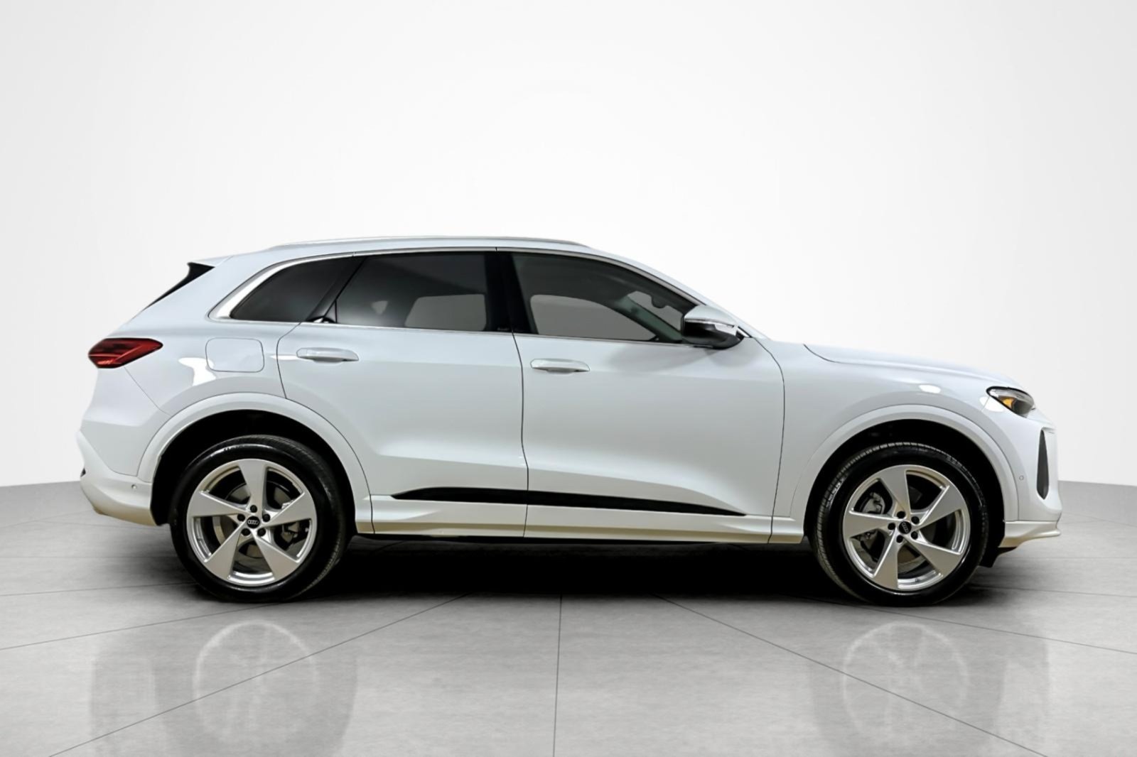 Used 2025 Audi Q5 Premium Plus w/ Premium Plus AWD/4WD image 6
