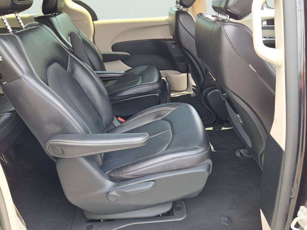 Used 2023 Chrysler Pacifica Touring-L FWD image 11