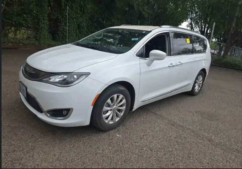 Used 2019 Chrysler Pacifica Touring-L FWD image 3
