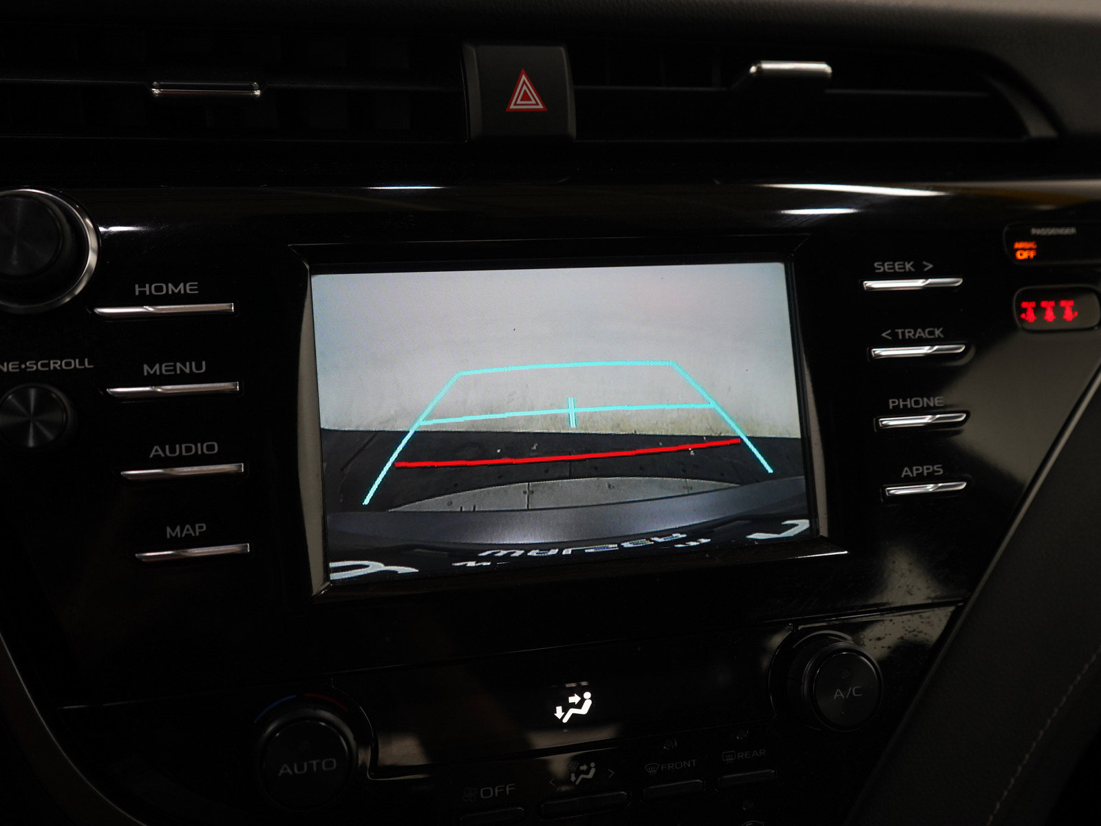 Used 2019 Toyota Camry SE FWD image 18