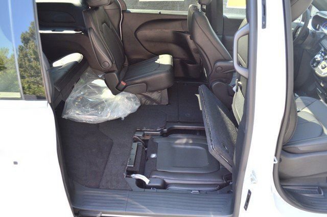 New 2026 Chrysler Pacifica Select image 35